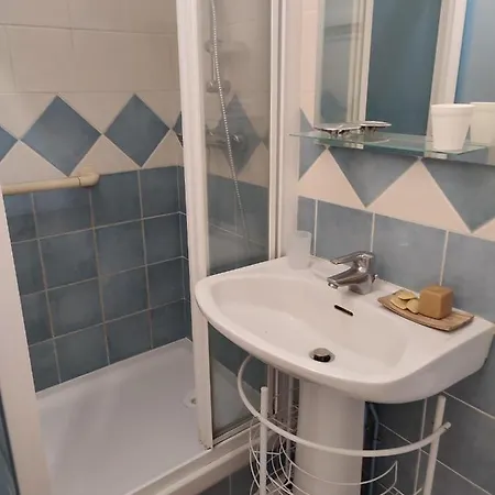 Orsay, 300m Rer Holiday home