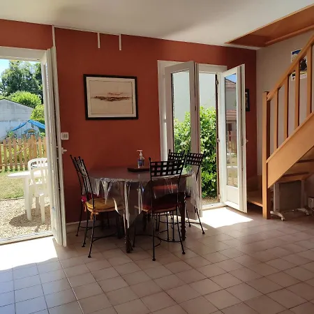 Orsay, 300m Rer Holiday home Orsay